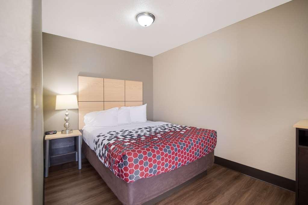 Econo Lodge Grand Forks Room photo