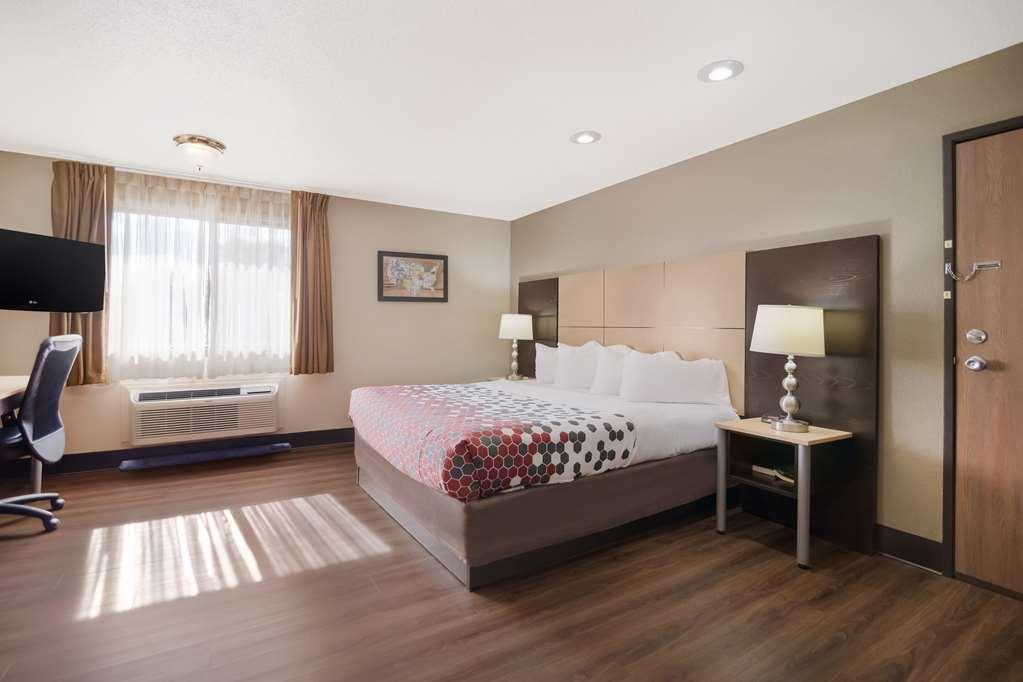 Econo Lodge Grand Forks Room photo