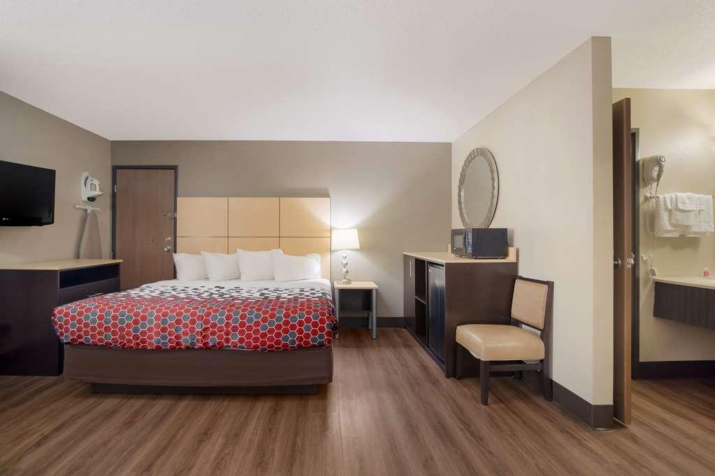 Econo Lodge Grand Forks Room photo