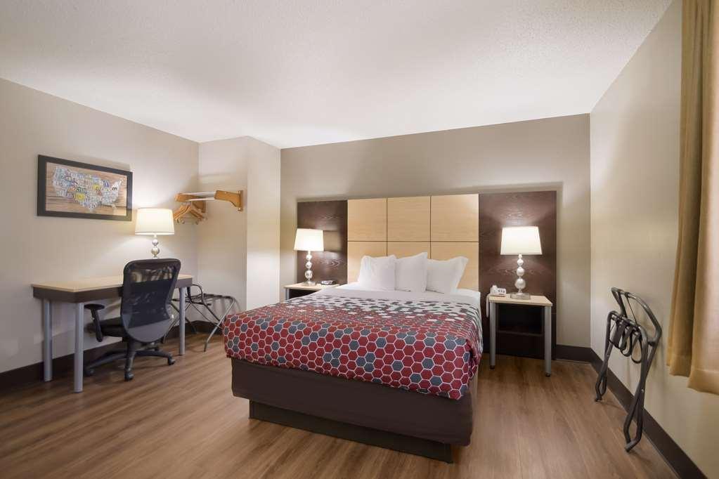 Econo Lodge Grand Forks Room photo