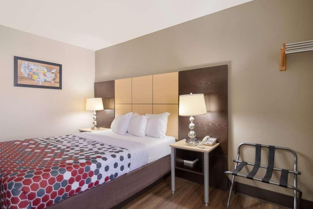 Econo Lodge Grand Forks Room photo