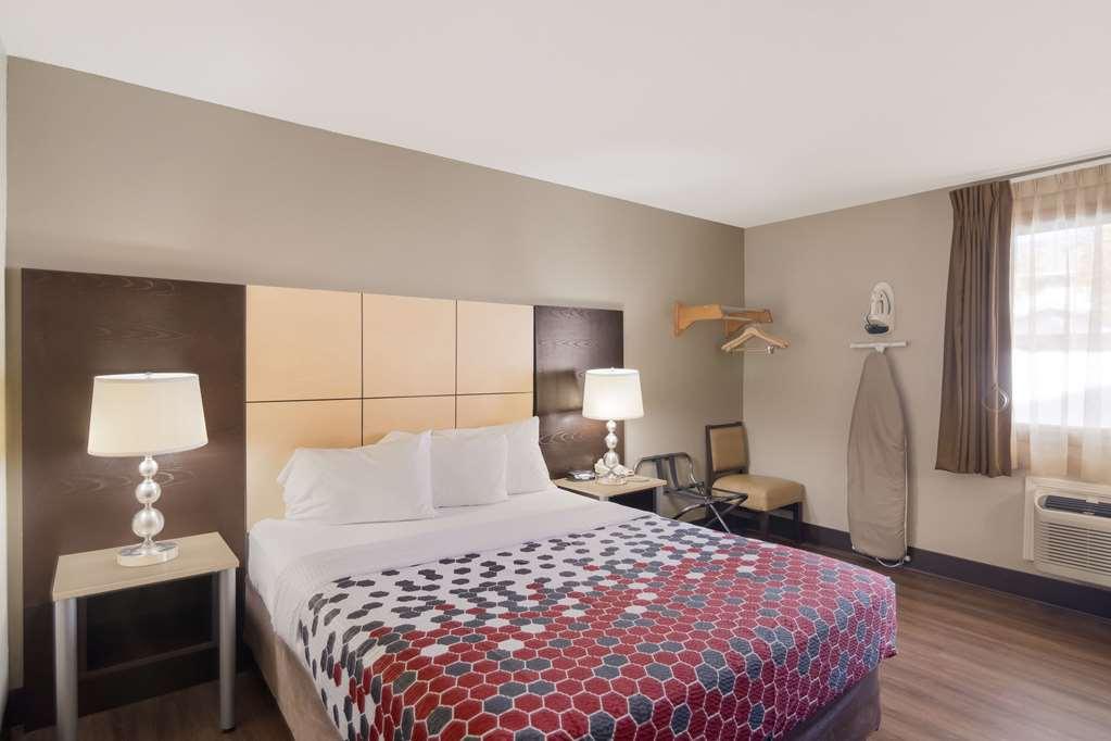 Econo Lodge Grand Forks Room photo