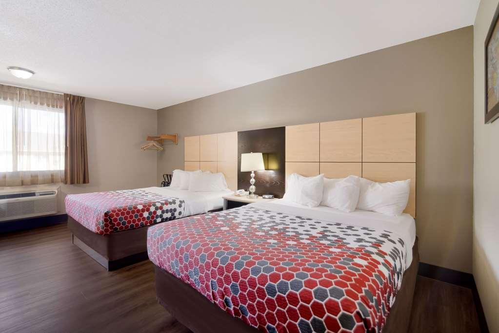 Econo Lodge Grand Forks Room photo