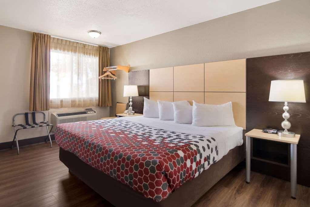 Econo Lodge Grand Forks Room photo