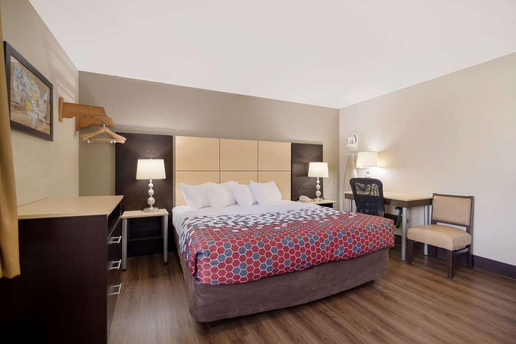 Econo Lodge Grand Forks Room photo