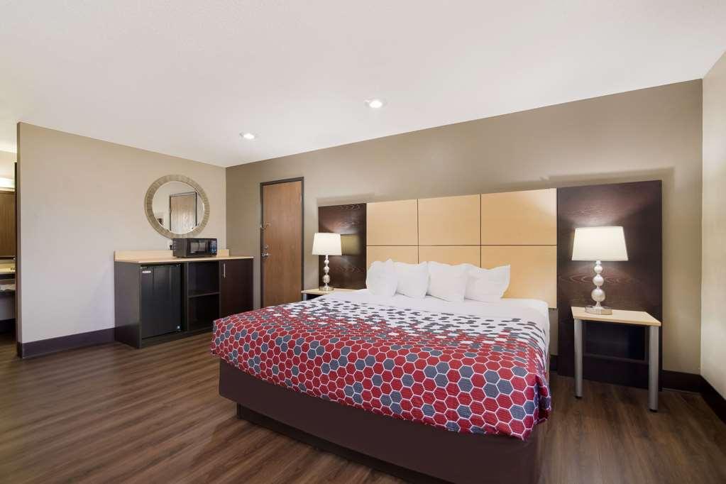 Econo Lodge Grand Forks Room photo