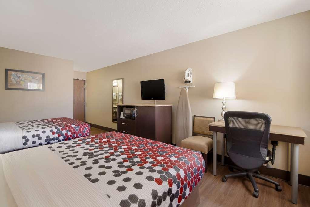 Econo Lodge Grand Forks Room photo