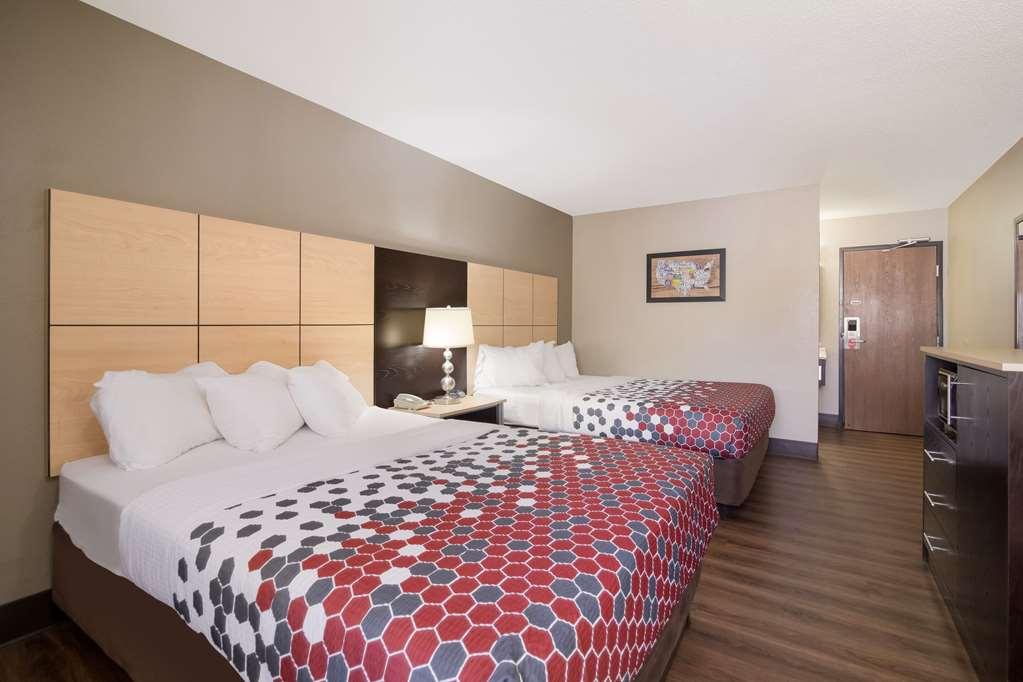 Econo Lodge Grand Forks Room photo
